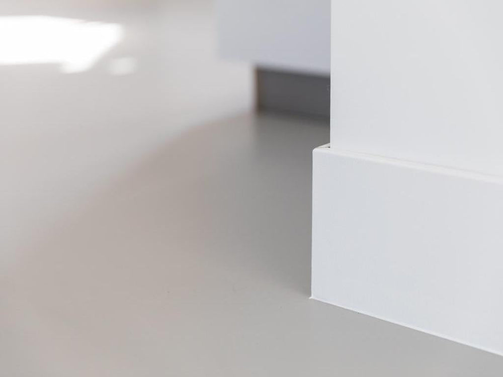 Waarom plinten bij een gietvloer wenselijk zijn